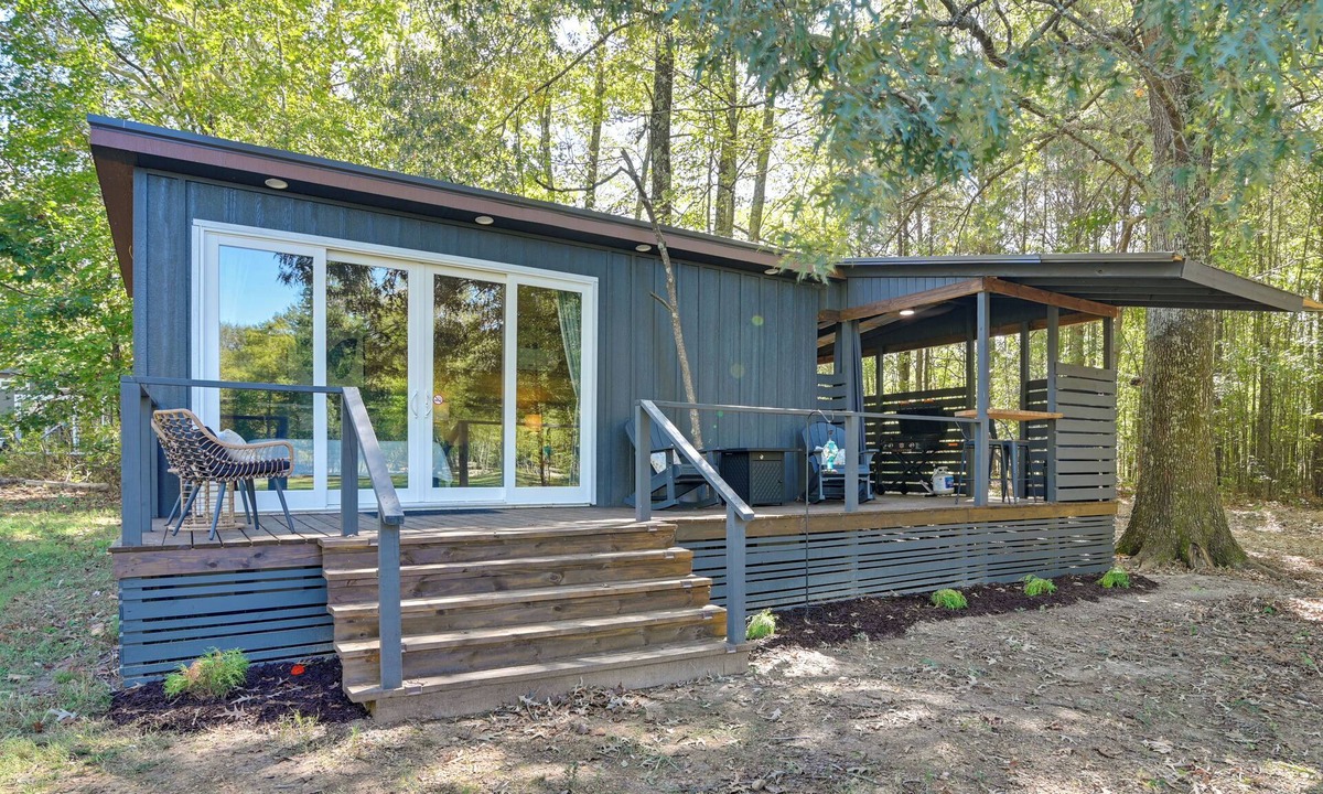 Cherokee Cabin | Private Hot Tub, Fire Pit! Pickwick Lake Escape