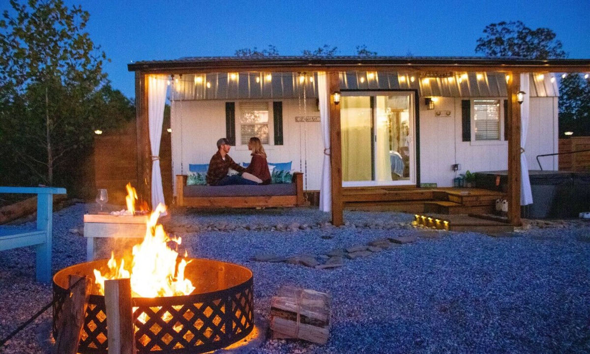 Anderson Cabin | PRIVATE Hot Tub Retreat | 40 Acre Farm Stay | KING Bed, Fire Pit, Outdoor Shower