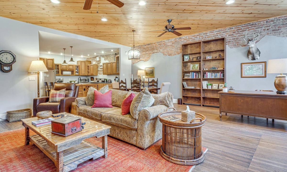 Saluda House | Private Hot Tub, Steps to Main St: Saluda Retreat