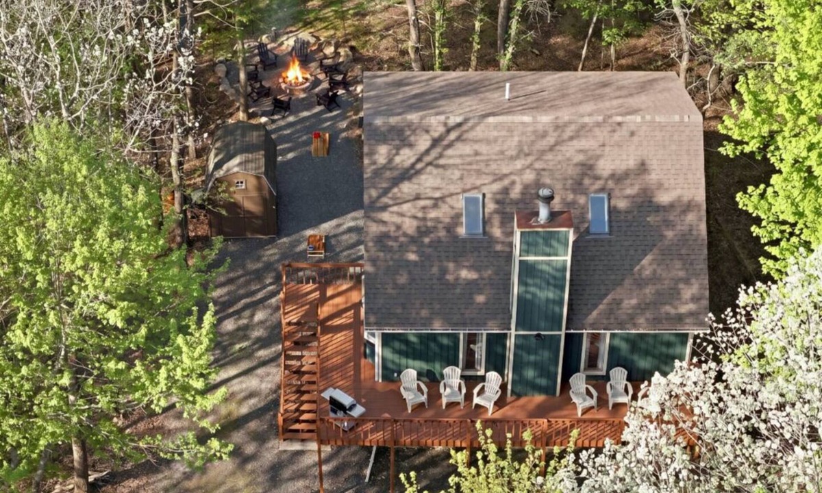Briar Crest Woods House | Private Lake Community ✦ Fire Pit ✦ Game Room ✦ Pool Table