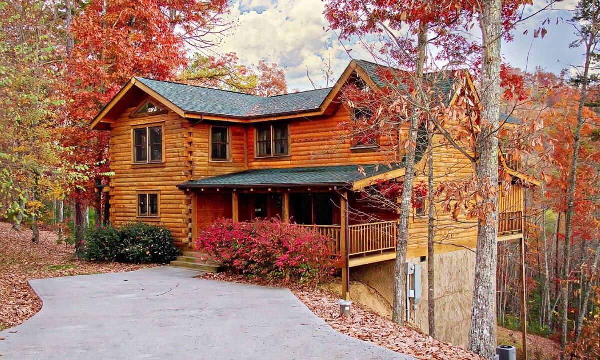 Sevierville Cabin | Private Mountain Views! Pool Table, Hot Tub, Arcade Game, Pool/Putt Putt/Fishing