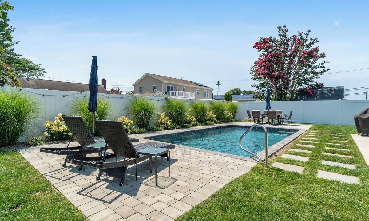 Villas House | Private Saltwater Pool + Spacious Yard. King Suite and Linens & Towels Included!