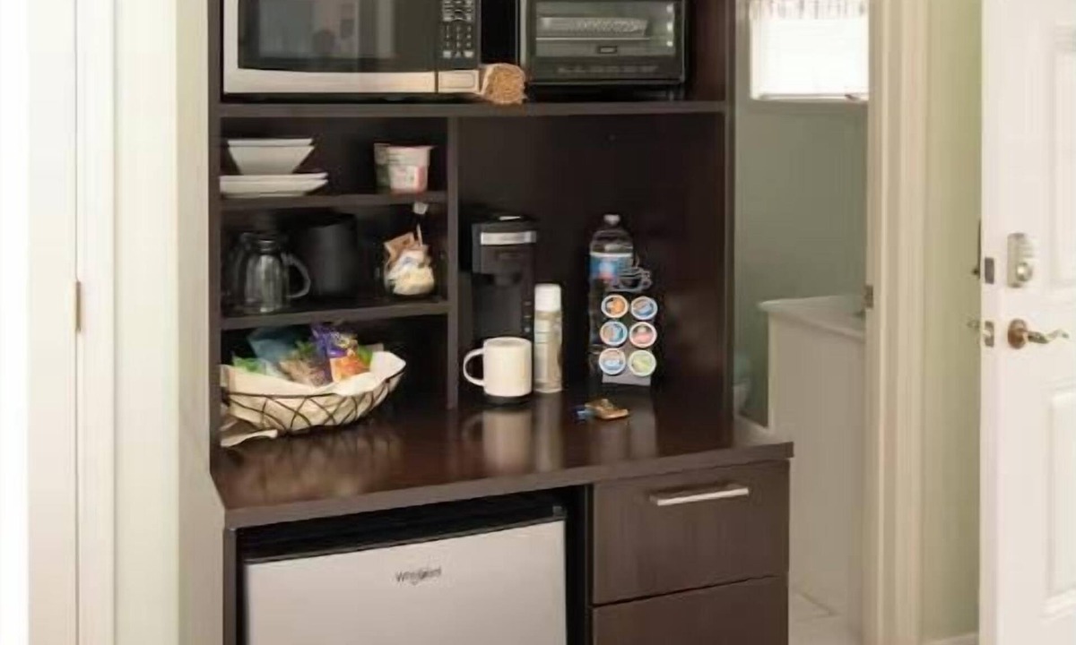 Rockville Apartment | Private Studio Washer/Dryer Combo Tempur-Pedic Mattress