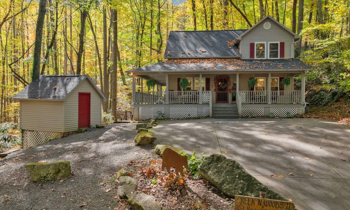 Maggie Valley Cabin | PROMO 5% WEEKLY 10% MONTHLY DISCOUNT CREEK - DECKS - WOODS - HOT TUB - SECLUDED