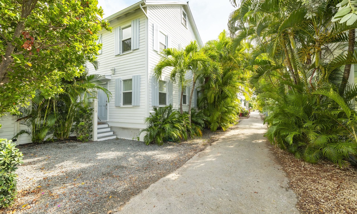 Historic Seaport House | Quaint, Quiet & Convenient - CasaBianca is The Perfect Old Town Sanctuary