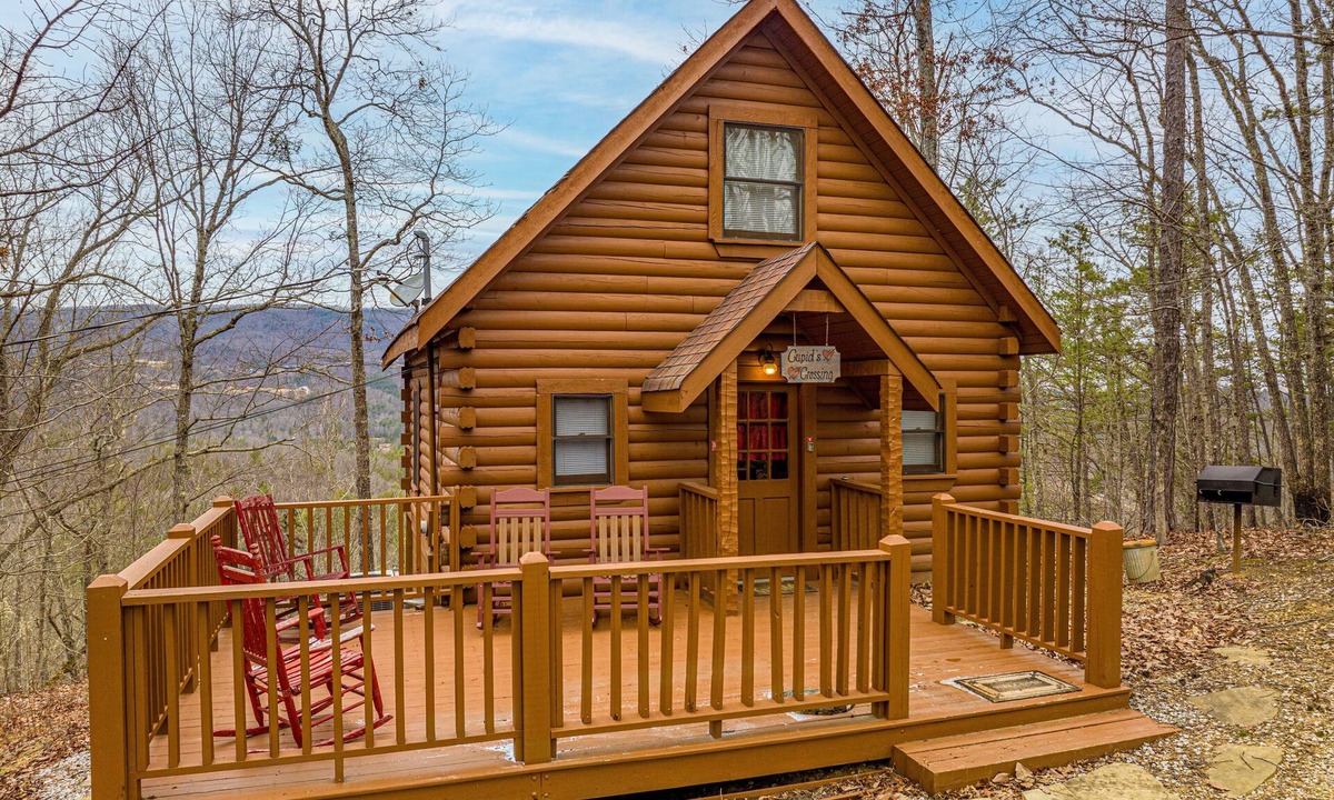 Sevierville Cabin | Quaint*Resort Setting*Hot Tub*WiFi*Keurig*Secluded