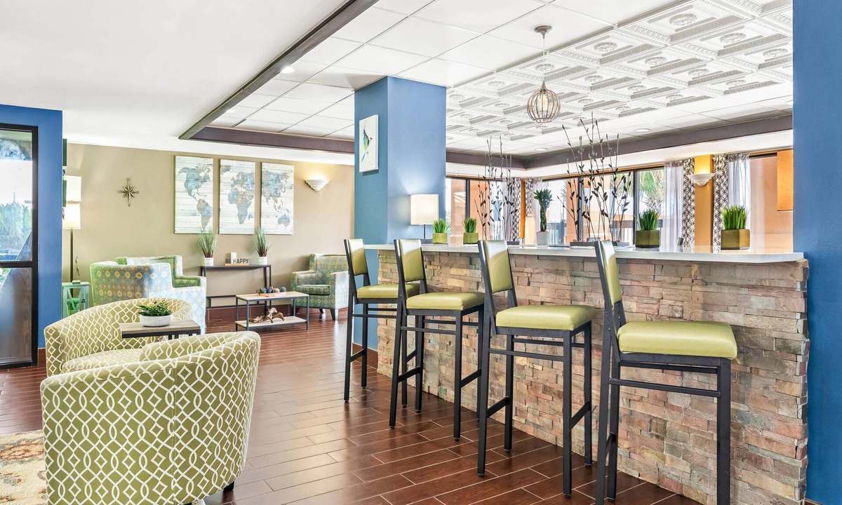 Warner Robins Hotel | Quality Inn & Suites near Robins Air Force Base