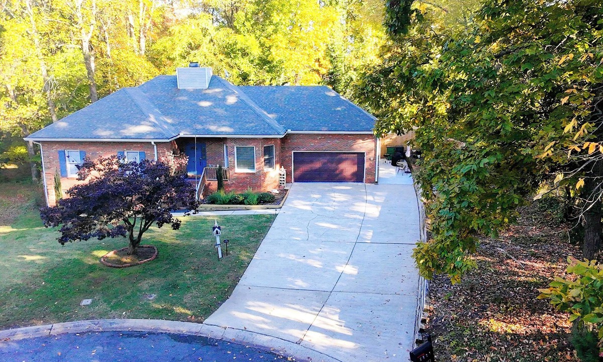 Toddville Road House | Queen City Landing Airport 5 min/Uptown 8 min & fully fenced.