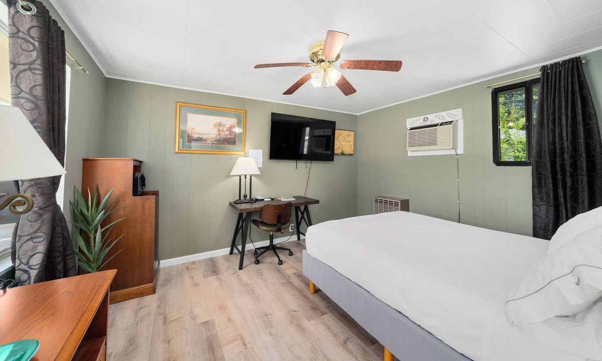 Hendersonville Hotel | Queen Hotel Room l Close to Downtown