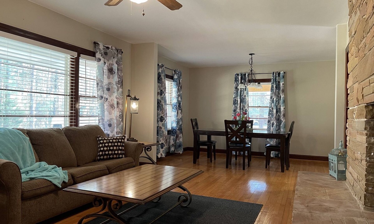 Seneca House | Quiet and peaceful. 3 mins to stores and 7 mins to Keowee. 15 mins to Clemson