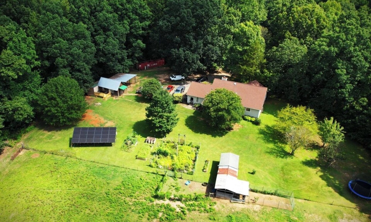 Woodruff Cabin | Quiet and relaxing 1 bedroom farm cabin with loft and deck.