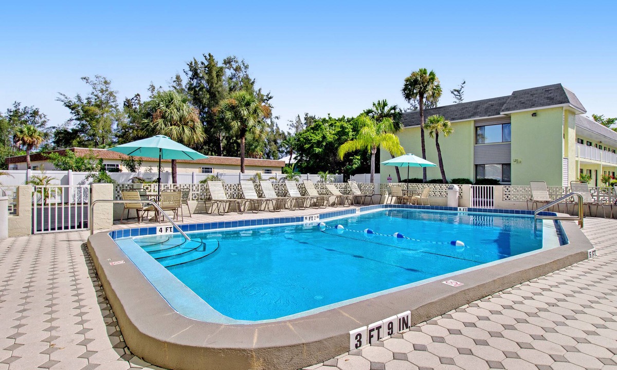 Siesta Key Condo | Quiet condo with a heated pool & central AC - short walk to the beach