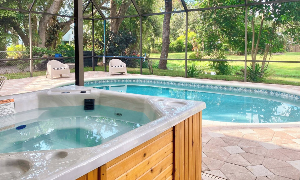 Sarasota House | Quiet Lakefront Getaway in Sarasota: Pool, Hot Tub & Outdoor Kitchen Near Beach