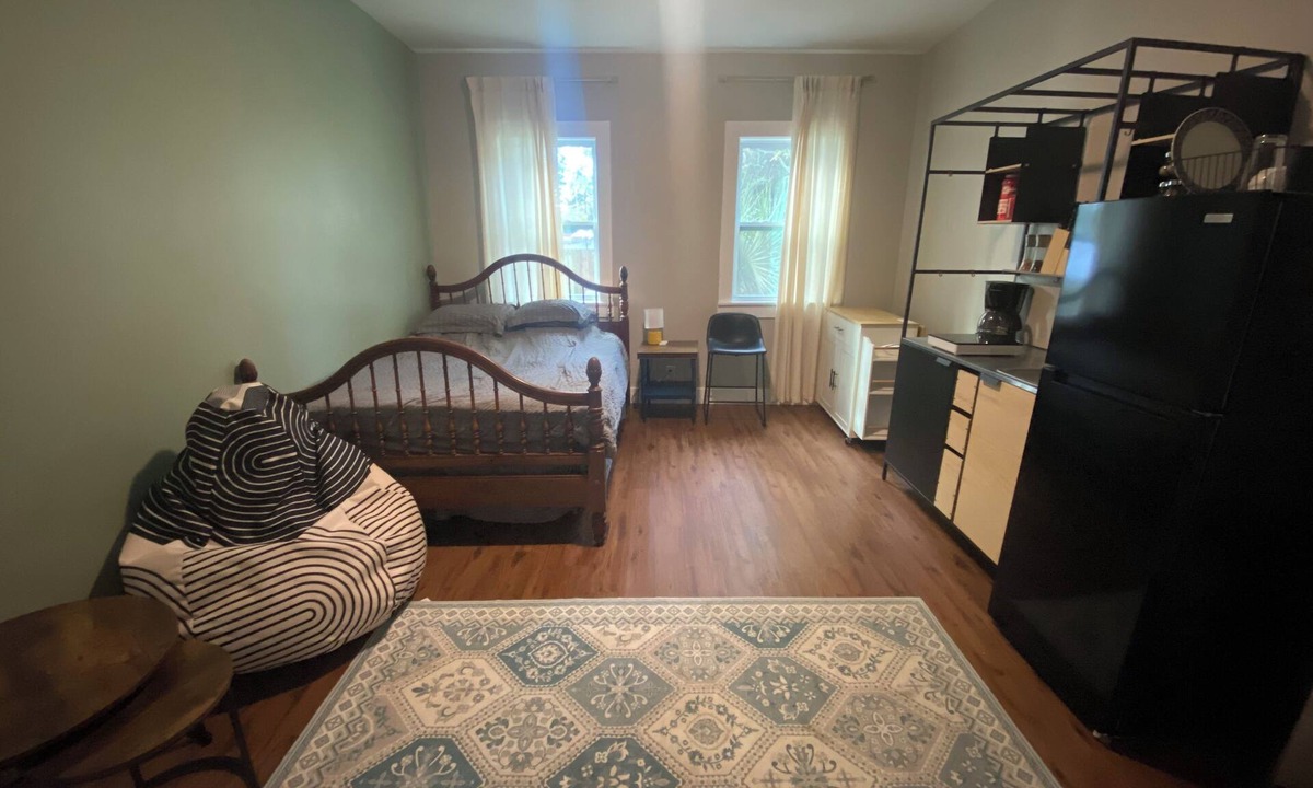 Feiler Park - Hussars Terrace - Dittmerville Apartment | Quiet Midtown Studio, Private Entrance + Laundry