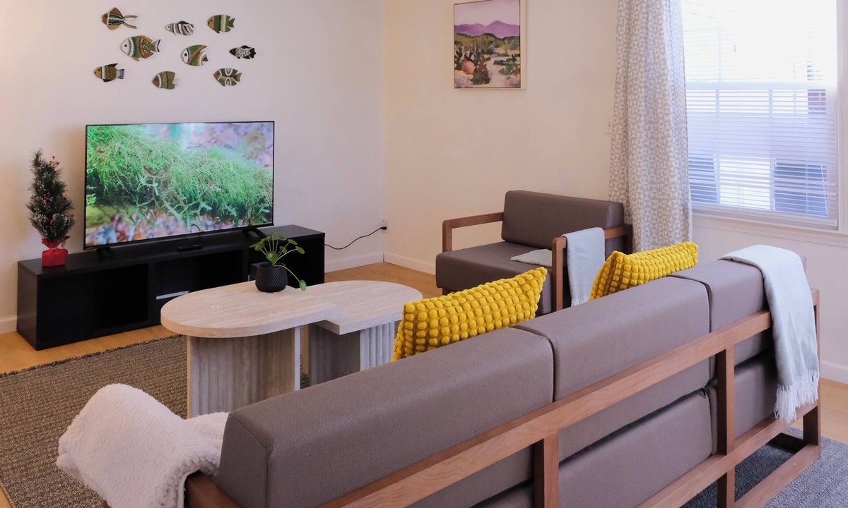 Winston - Salem House | Quiet & Modern. Close to WFU-Reynolda. Patio Fenced.