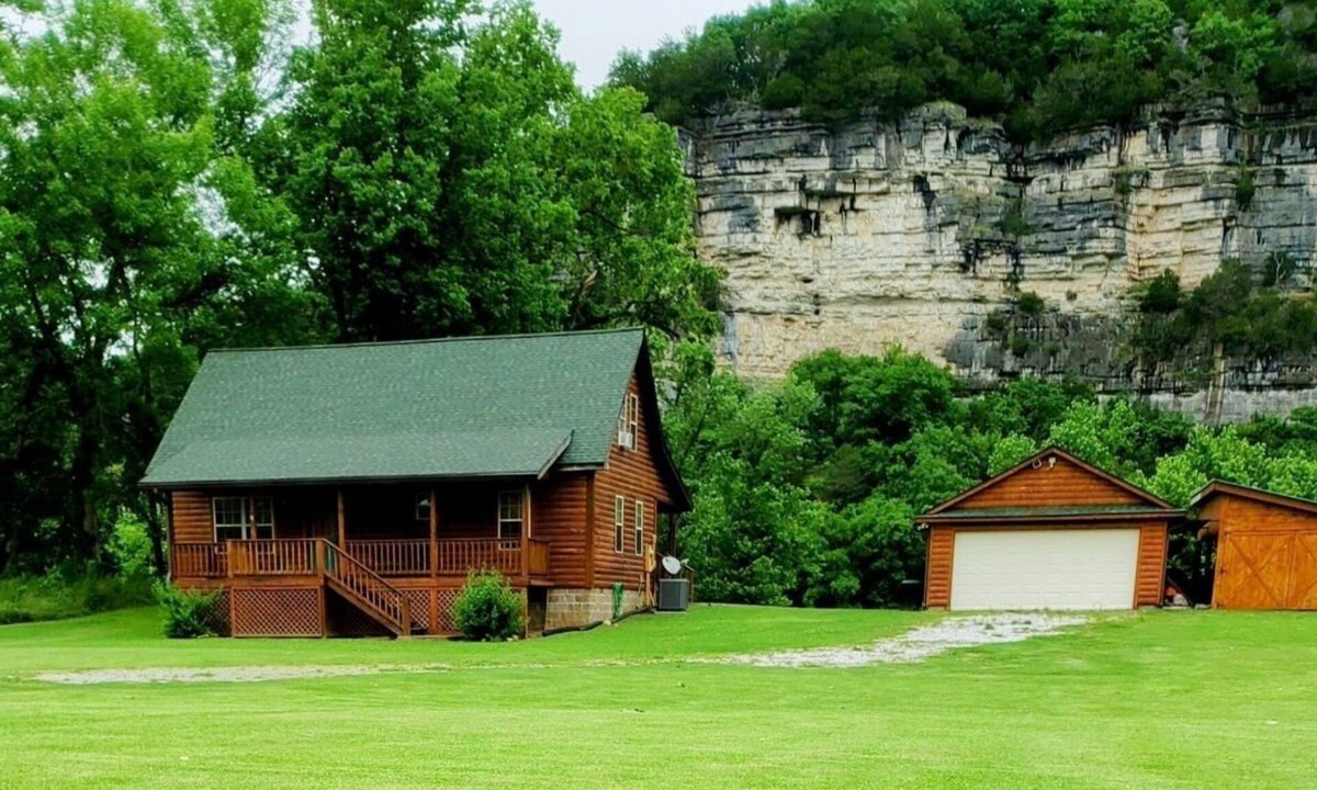 Mountain View Cabin | Quiet rustic retreat on the White River across from Handford Bluff