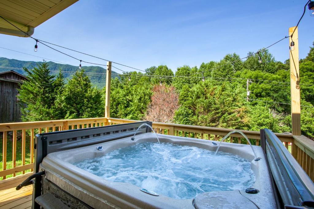 Townsend House | Quiet Side Retreat Hot Tub Fire pit Fireplace