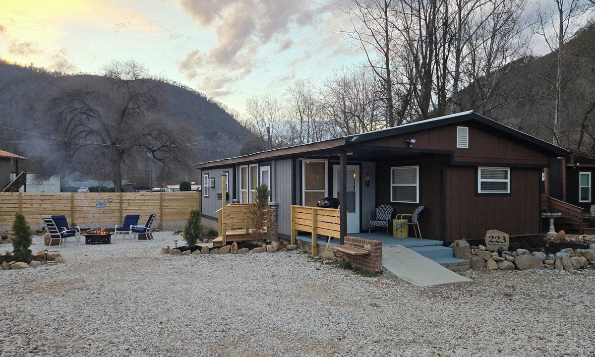 Hampton Cabin | Rambler's Rest - Creekview 2bdr, 2ba near Cherokee Nat forest - Hampton TN