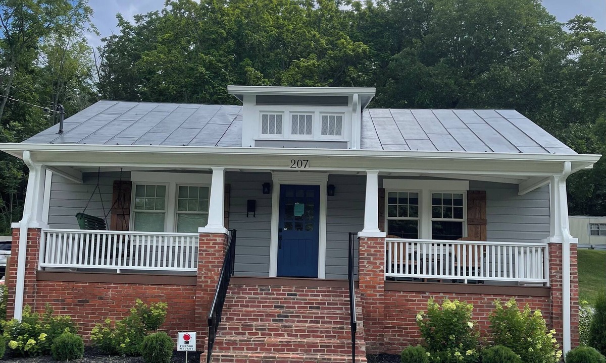 Greeneville Cottage | Recently updated Park Street Cottage with garage in Downtown Greeneville, TN.