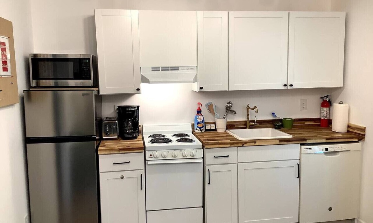 West End Apartment | Red Door Retreat:Low Pet Fee Tiny Home Near Dwntwn