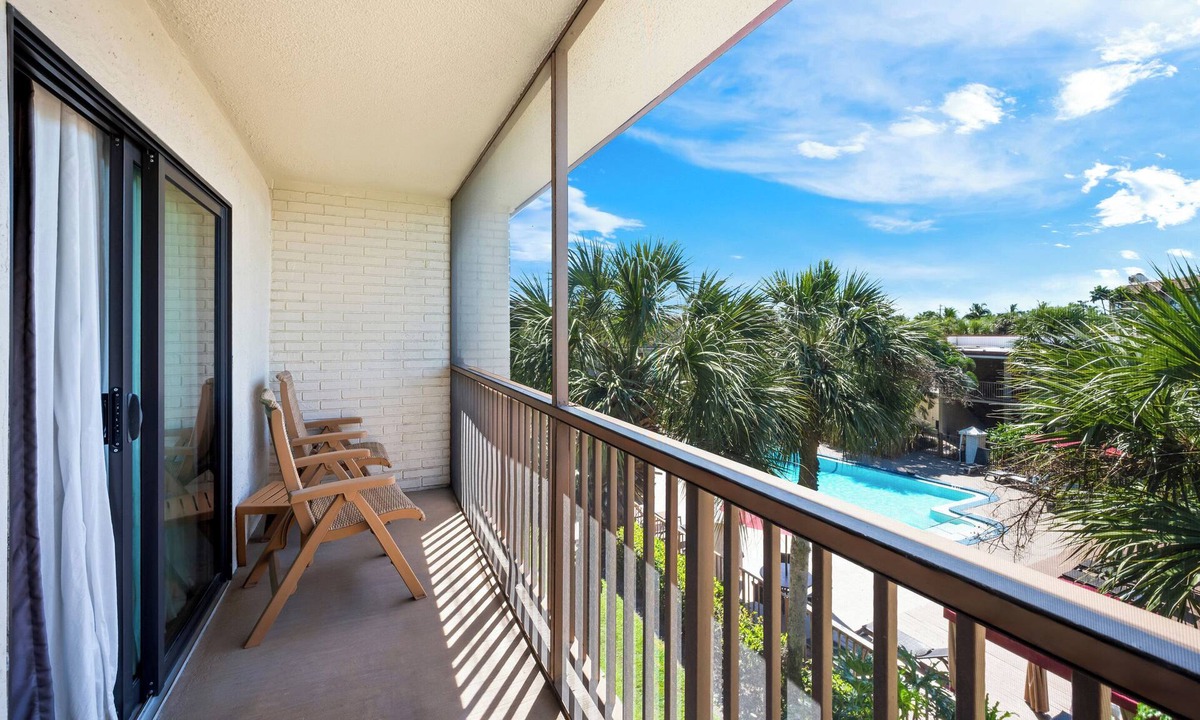 East Naples Hotel | Red Roof Inn PLUS+ & Suites Naples Downtown-5th Ave S