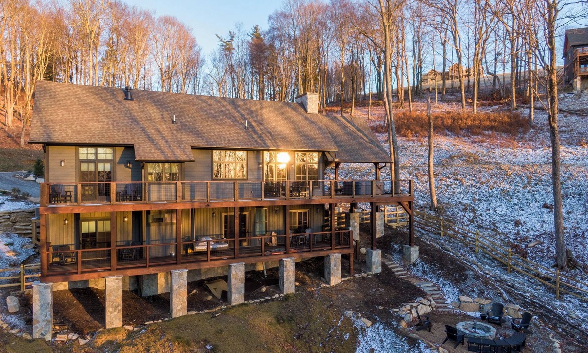 Elk Park Cabin | Red Sky Retreat at Eagles Nest - Vineyard, hot tub, dog-friendly