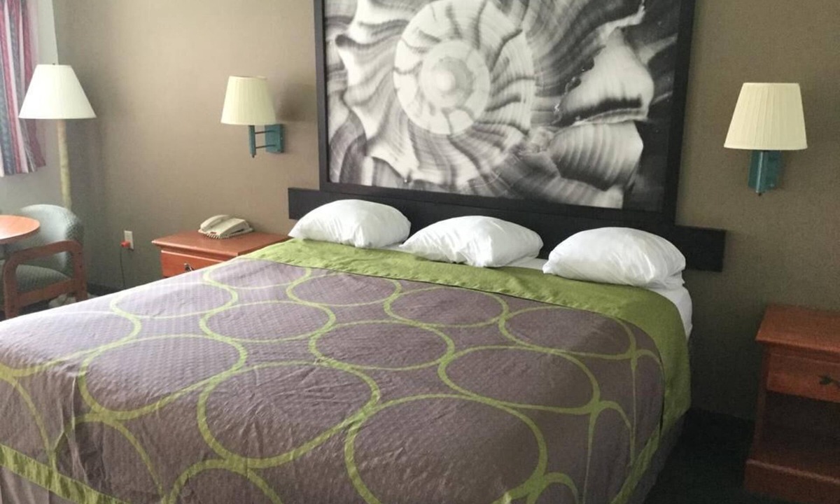 Fort Pierce Hotel | Redfinn Inn