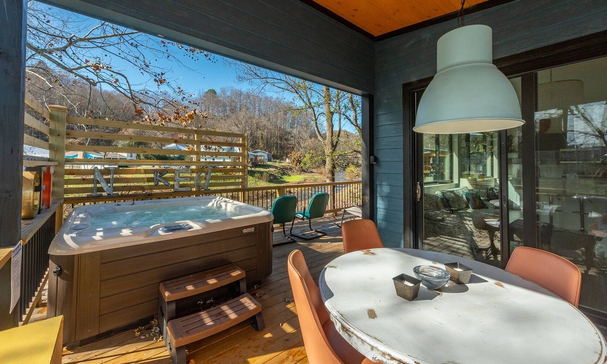 Old Fort House | Reflections on Mill Creek | Hot Tub & Walking Distance to Old Fort!