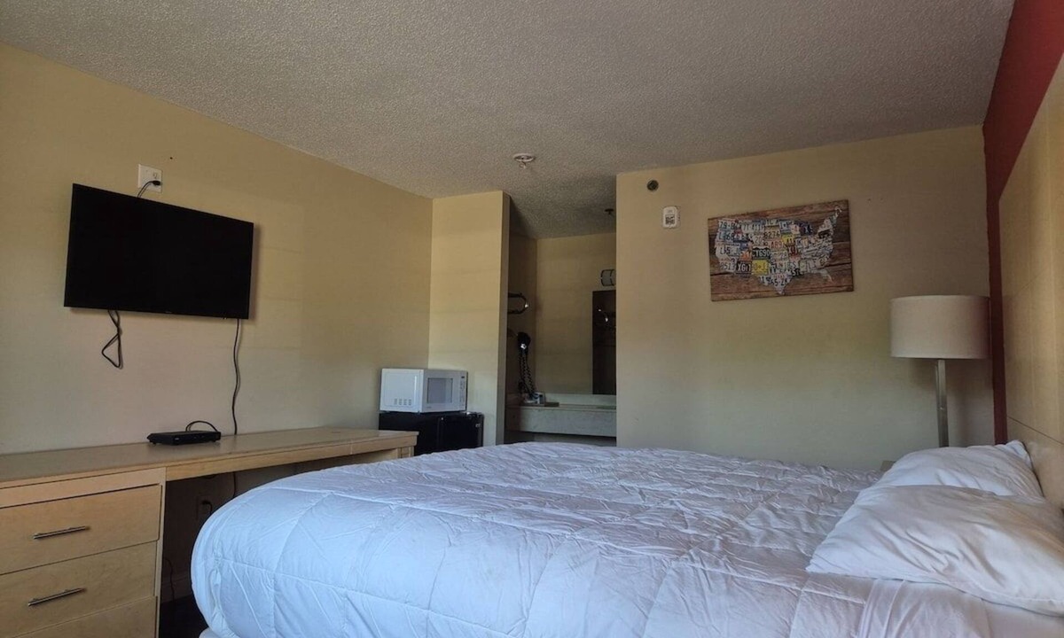 Chickamauga Hotel | Relax in a Clean King Room Near Historical Chickamauga Sites