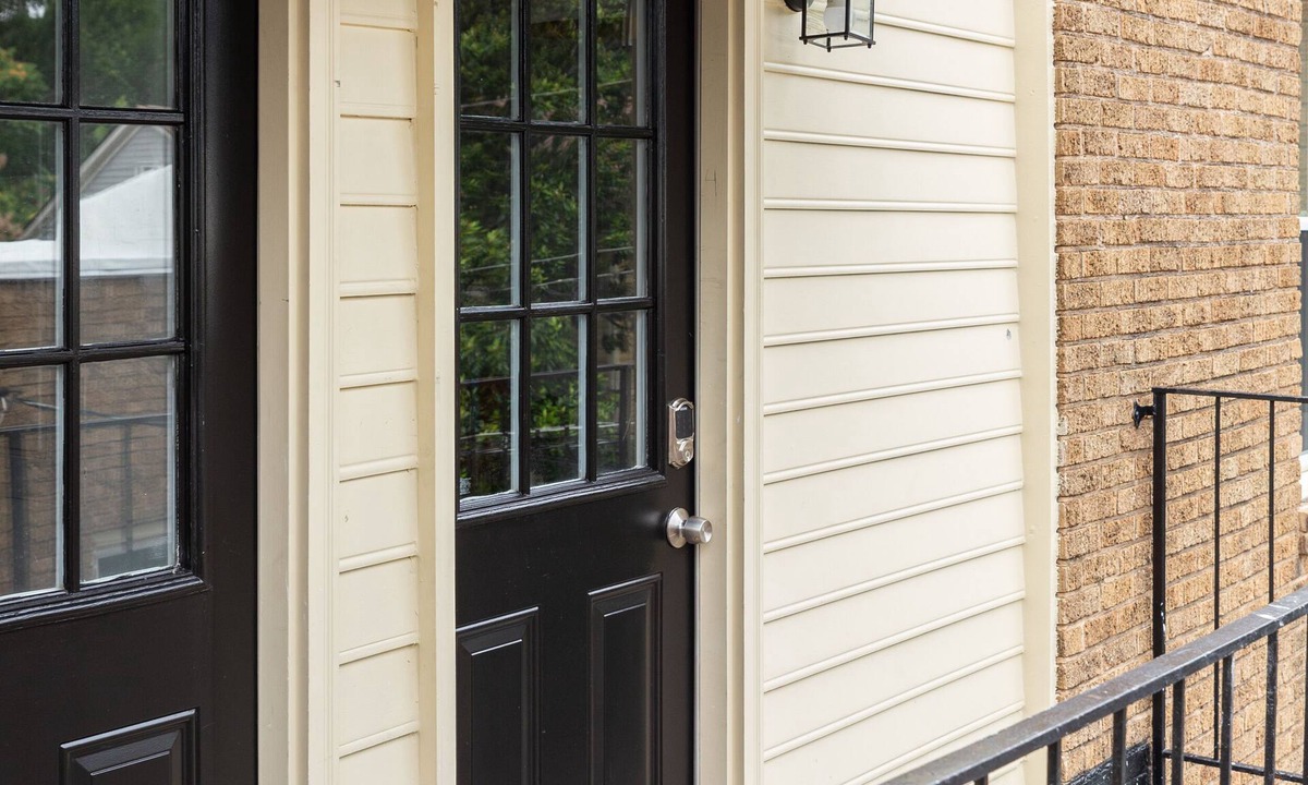 Candler Park Apartment | Relax in a king bed, work from a full executive office in this lovingly restored Iconic Little 5 Points 1920’s boutique apartment building.