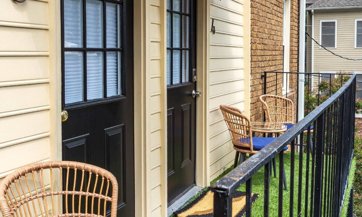 Candler Park Apartment | Relax in a king bed, work from a full executive office in this lovingly restored Iconic Little 5 Points 1920’s boutique apartment building.