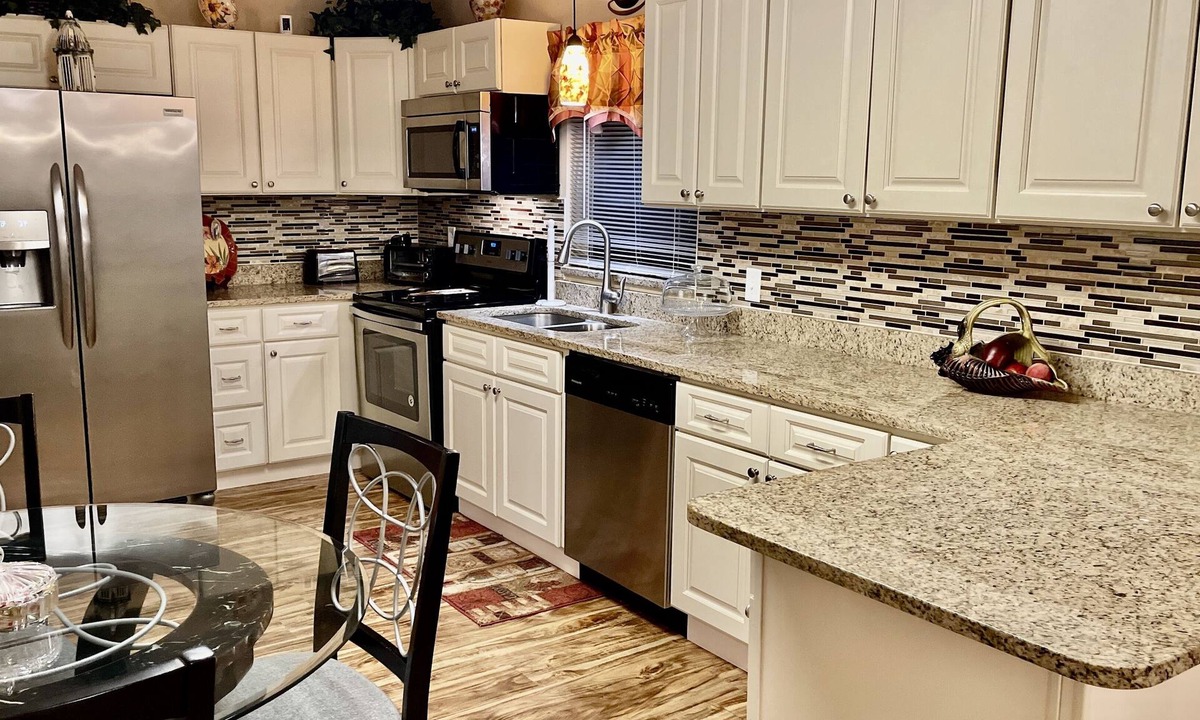 Northside House | **RELAX ON THE RIVER, Spectacular Views- Large Backyard on River - Updated House