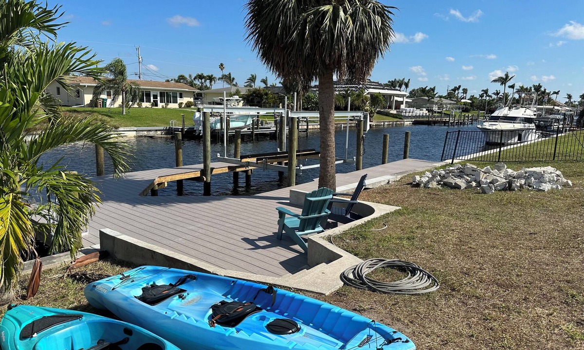 Caloosahatchee House | Relaxing 3 Br-2 Ba cottage on canal with heated pool & hot tub.