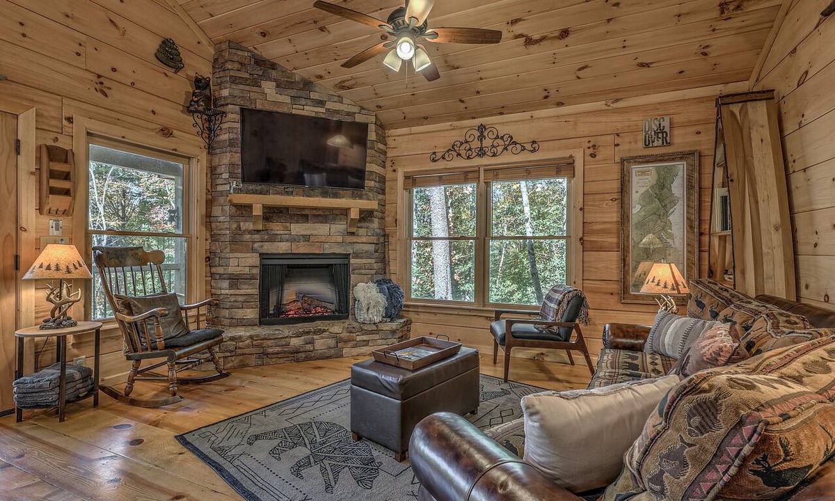 Cherry Log Cabin | Relaxing Getaway! Cozy Log Cabin, Hot Tub + Firepit