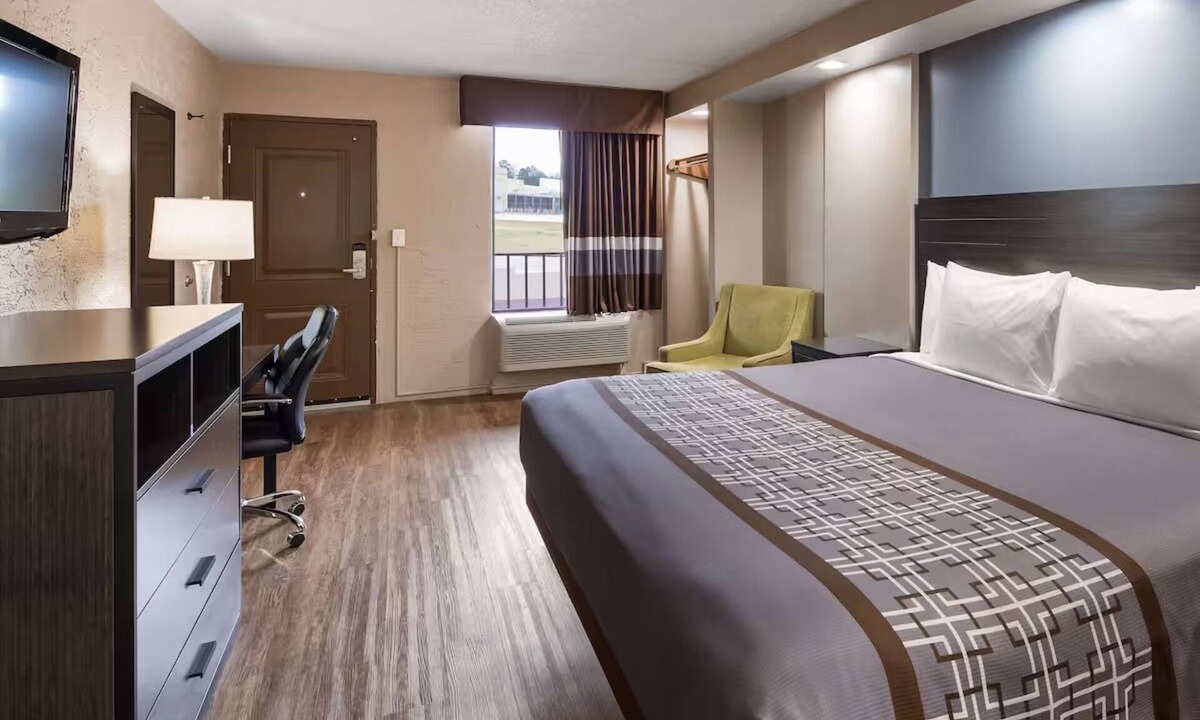 Jasper Hotel | Relaxing Jasper Stay with Easy Access to Local Highlights, & Outdoor Activities