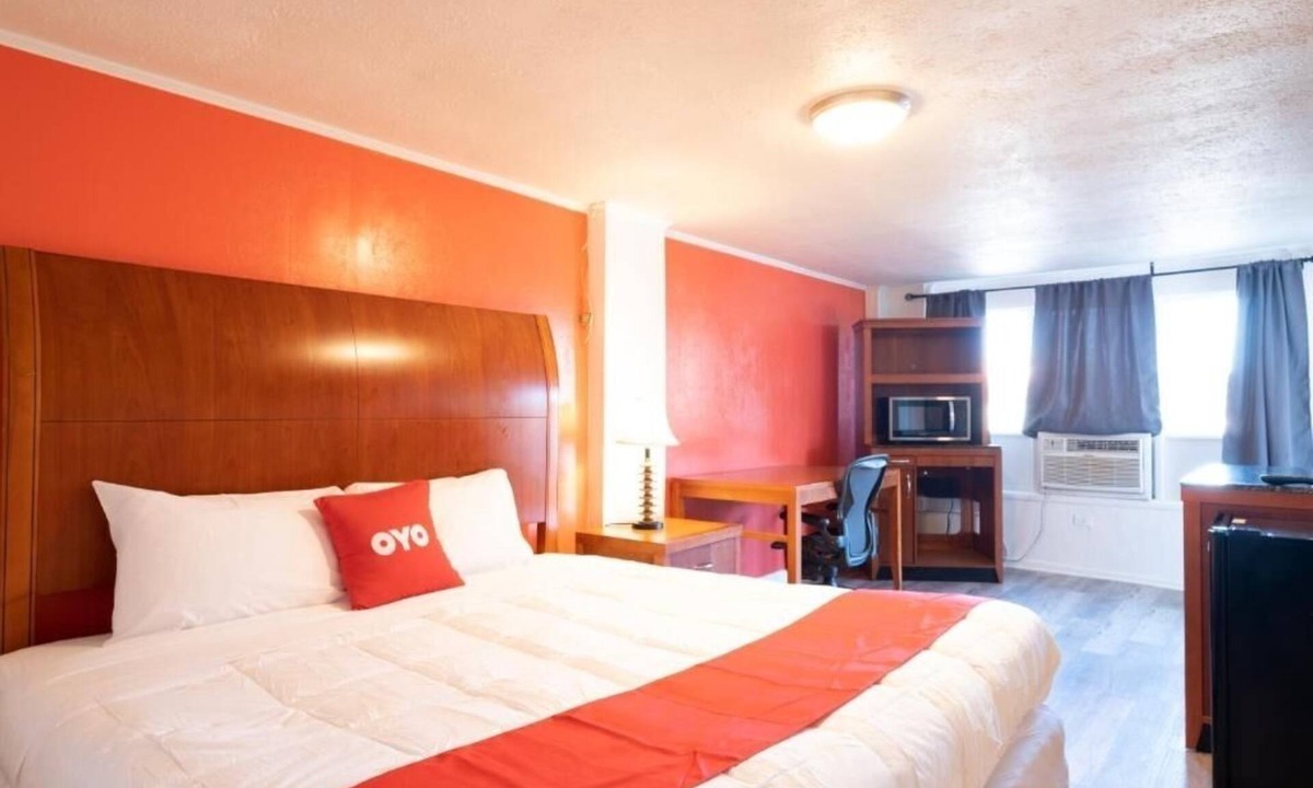 Jonesboro Hotel | Relaxing King Room w/Refrigerator + Microwave Near Local Attractions