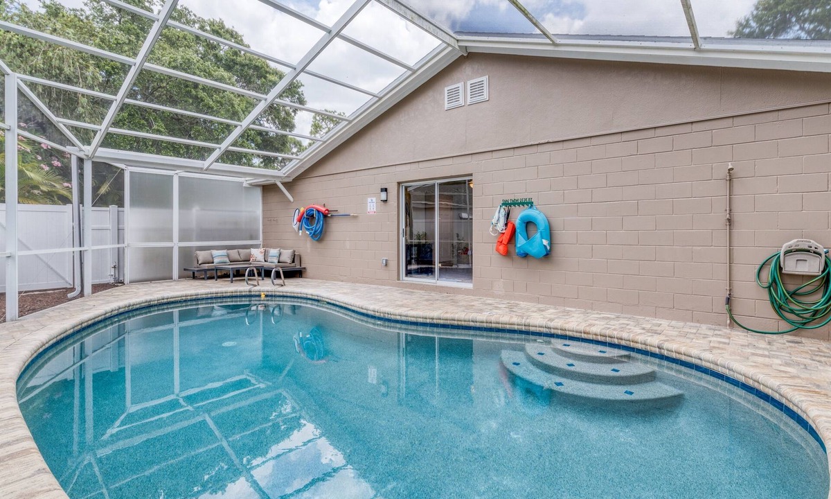 Pinebrook Estates House | Relaxing Largo Pool Home, 10 Miles To Beach! 122nd
