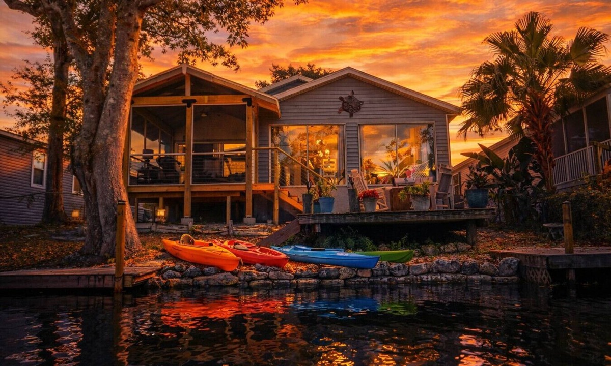 Weeki Wachee Gardens House | Relaxing Overlook Retreat - Kayaks and Turtles | Family Friendly!