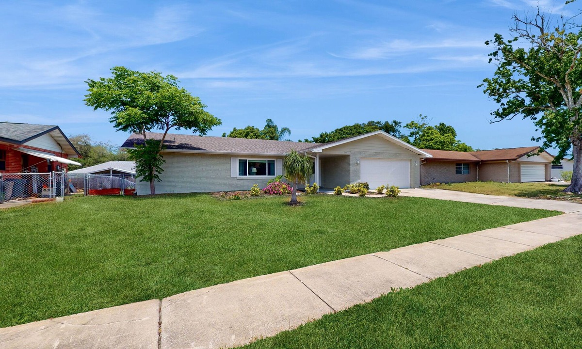 Port Orange House | Relaxing, single-level home with a sunroom, large yard, central AC, & fast WiFi