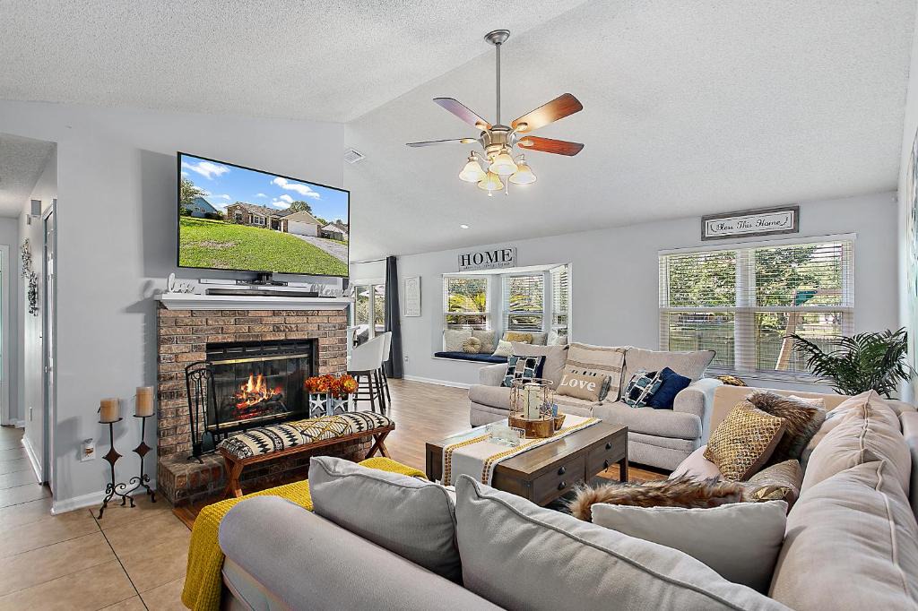 Jacksonville House | Relaxing two bedroom home with lake view