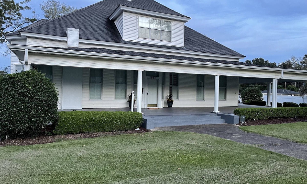 Blakely Apartment | Remodeled Cozy 1Bed1Bath small town apartment.