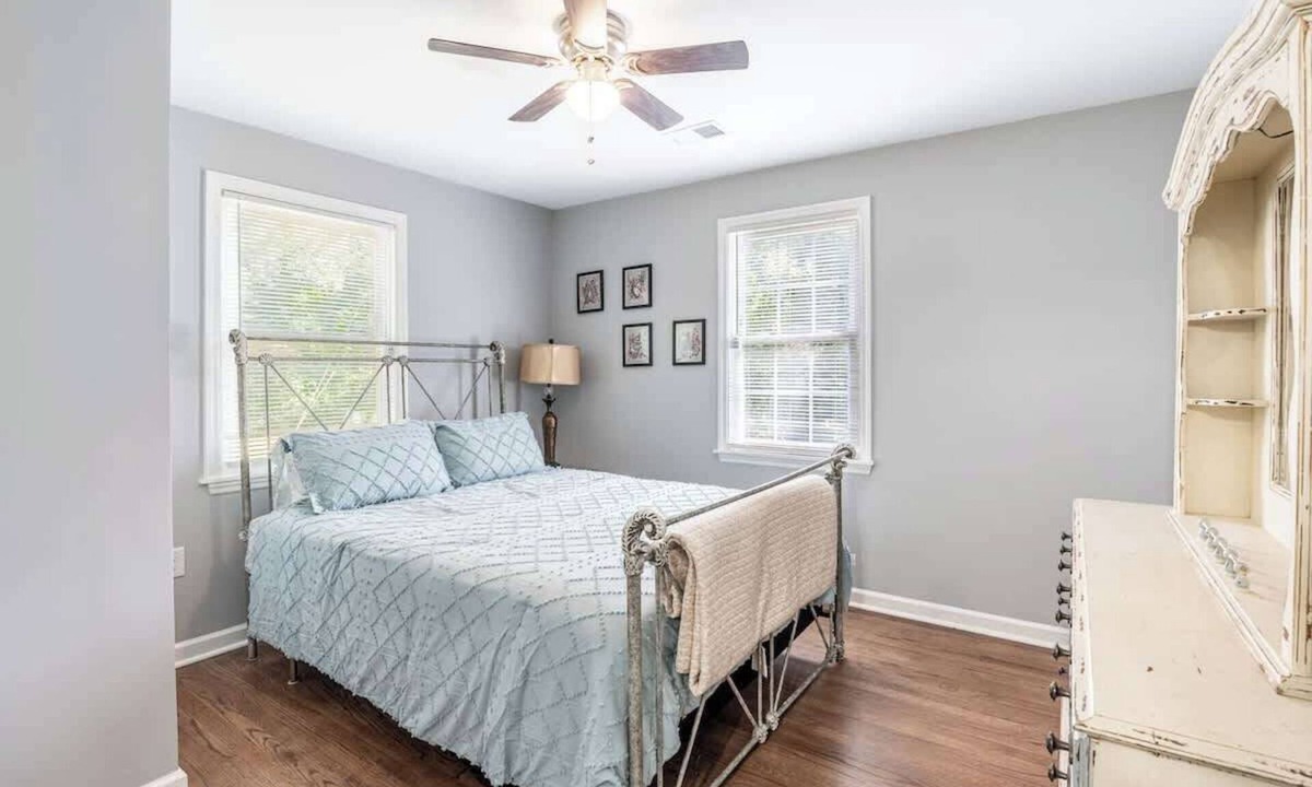 Columbia House | Renovated Comfort Home with Smart TV & Security Features