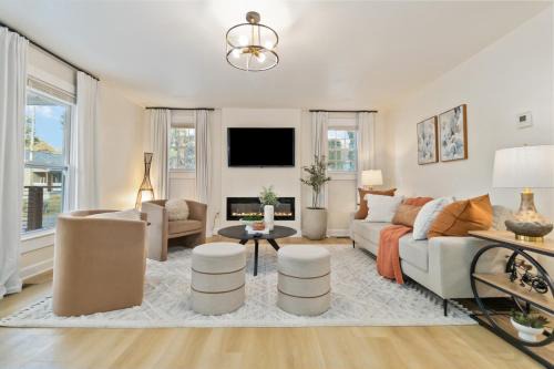 Gastonia House | Renovated & Spacious 2BR Downtown Retreat 2 Minutes to FUSE District Pet Friendly Free Parking