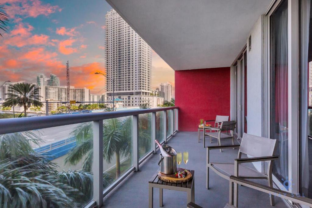 Hallandale Beach Apartment | Resort POOL Apartment BALCONY POOL