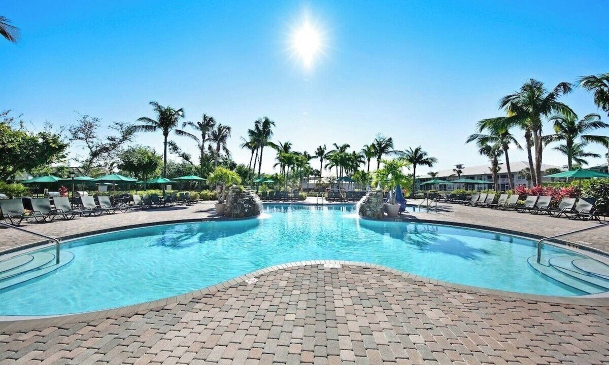 Naples Condo | Resort-Style Naples Retreat - 3BR/2BTH Condo - FREE Golf May 15-Oct 15