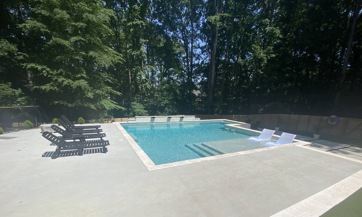 Providence Plantation House | Resort Style Pool in Boho mini mansion, 5 beds, TWO primary en-suites!