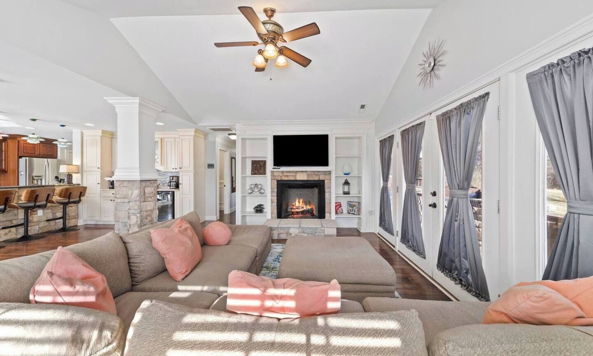Biddleville House | Rest & Rally Retreat—5-BR (7 Beds)—Skyline Views