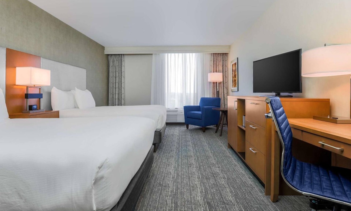 East Point Hotel | Restful Retreat Near Delta Flight Museum -1.1 mi | Seasonal Pool & Free Shuttle