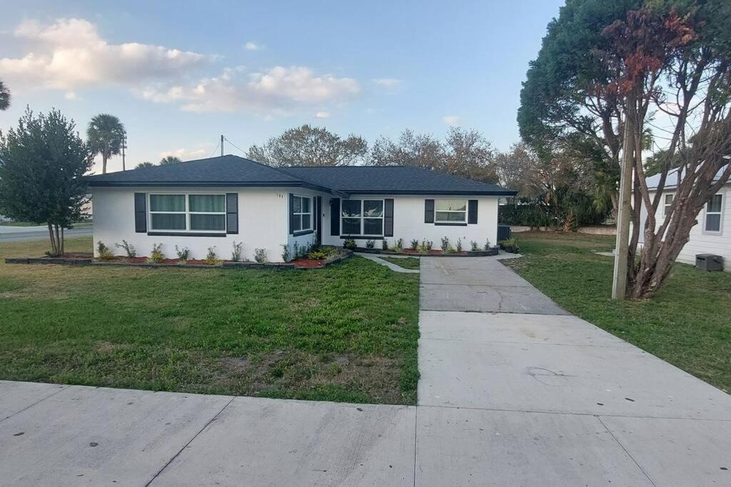 Tavares House | Retreat Overlooking Lake Dora!