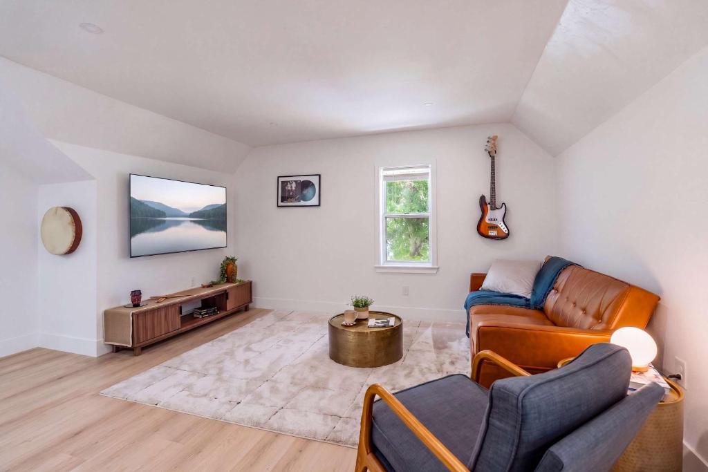 Gainesville Apartment | Rhythm at The Key - 1mi to UF & DT , Full Kitchen